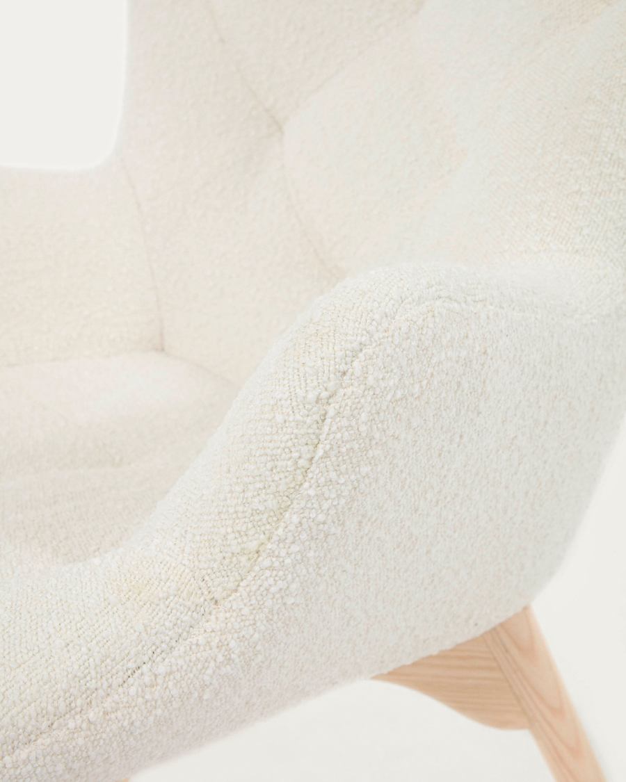 Fauteuil Kody en tissu bouclette et pieds en bois de hêtre
