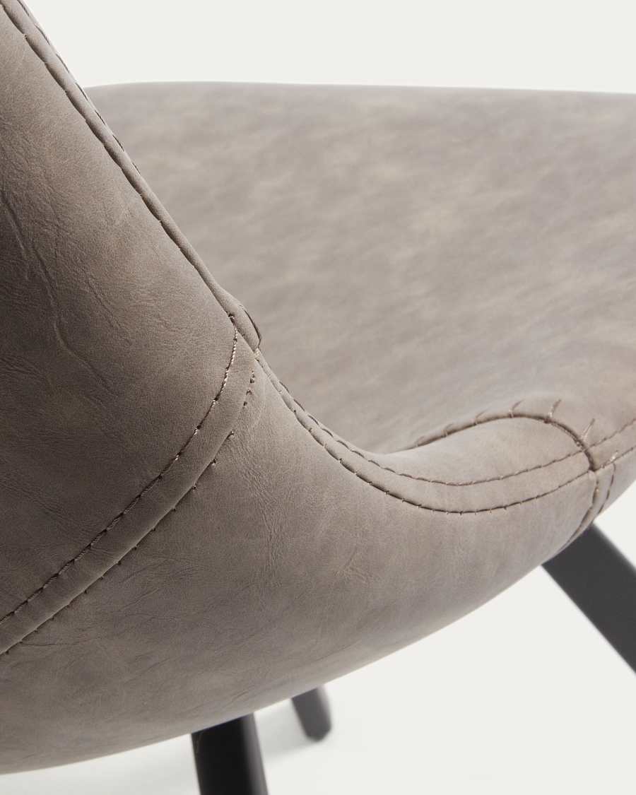 Alve stoel in lichtgrijs kunstleer en zwart stalen poten