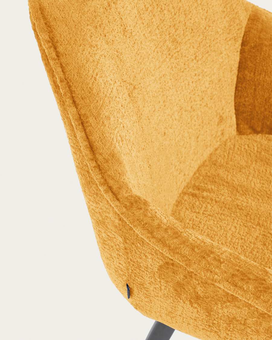 Sedia Amira in ciniglia senape e gambe in metallo con finitura nera