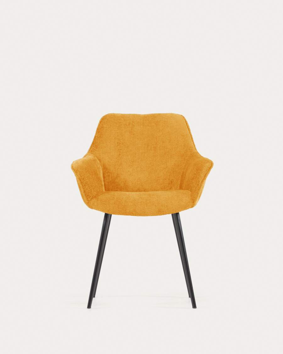Sedia Amira in ciniglia senape e gambe in metallo con finitura nera
