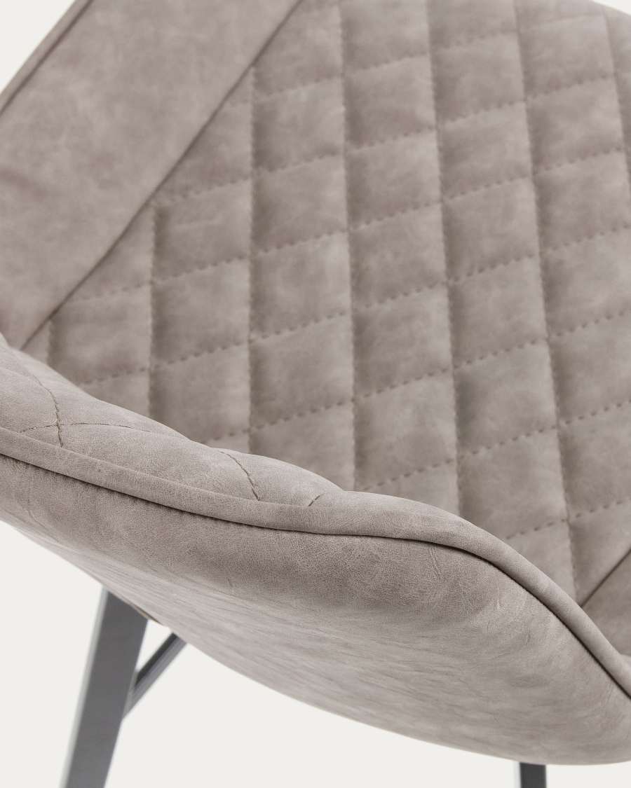 Sgabello Adela in ecopelle grigio chiaro e acciaio finitura nera altezza 66 cm