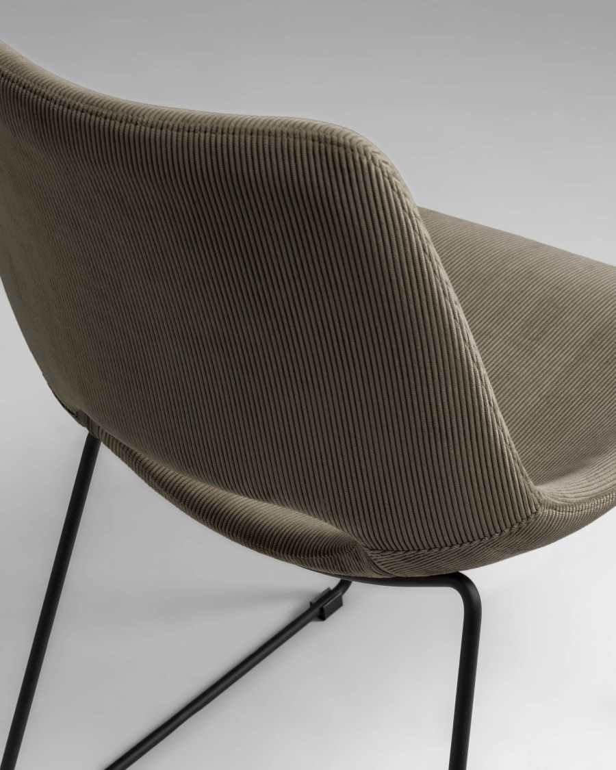 Sedia Zahara in velluto a coste grigio e gambe in acciaio finitura nera