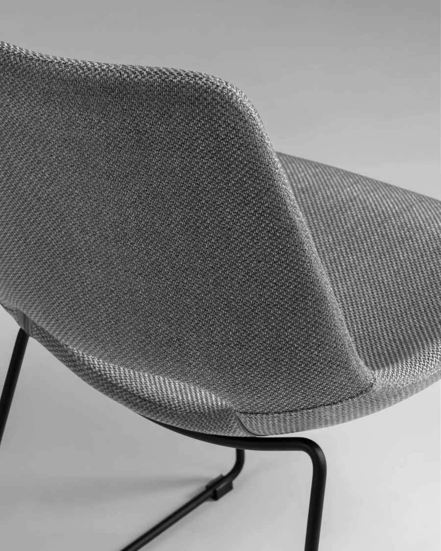 Sedia Zahara grigia e gambe in acciaio finitura nera