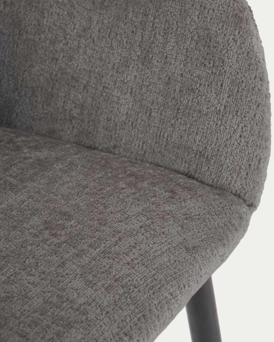 Konna Stuhl aus dunkelgrauer Chenille mit schwarz lackierten Stahlbeinen