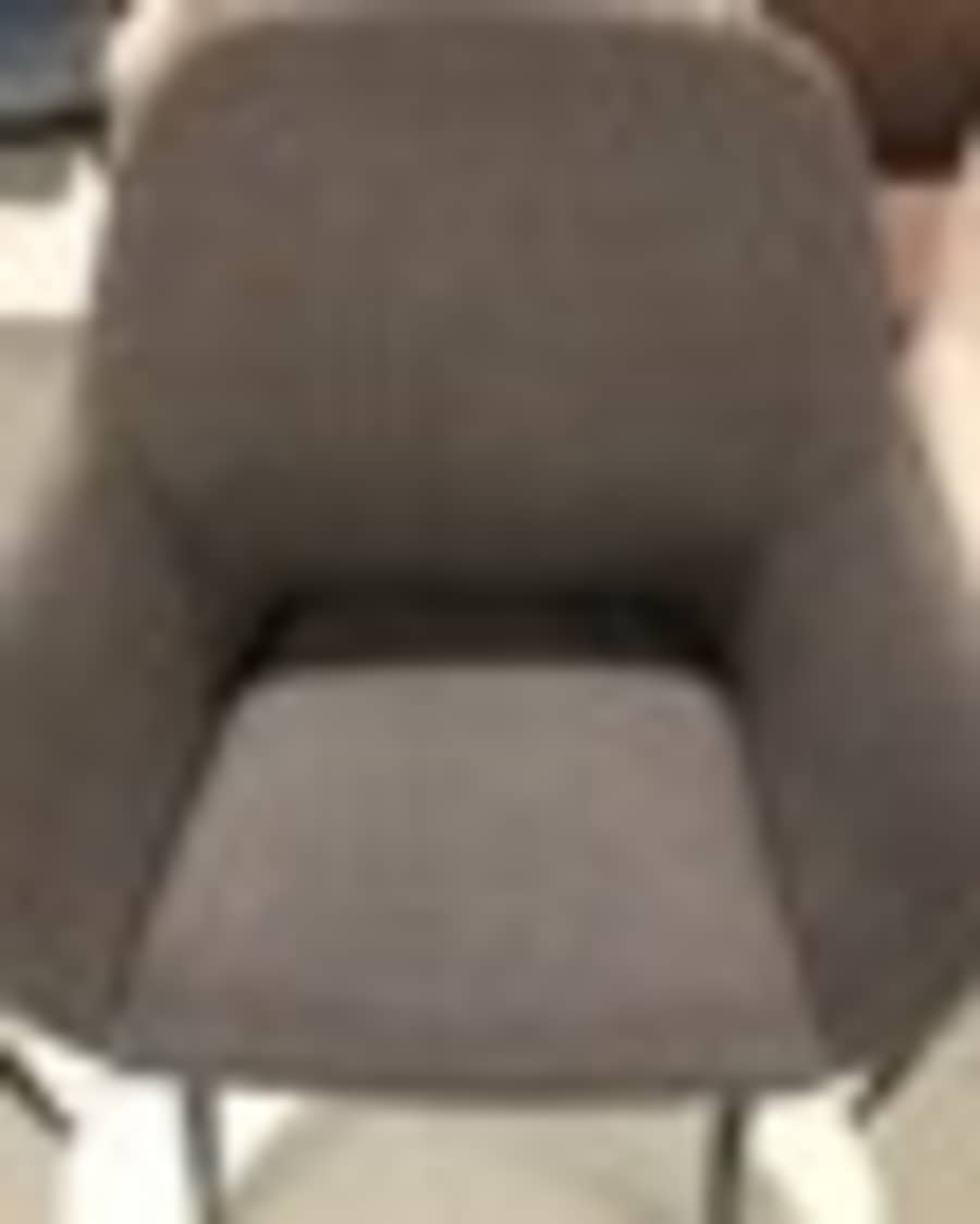 Silla Konna blanco crudo y patas de acero acabado pintado negro