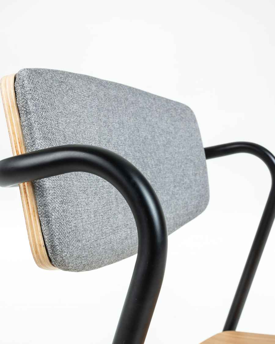 Chaise Zaha gris clair en placage de chêne et acier finition noire