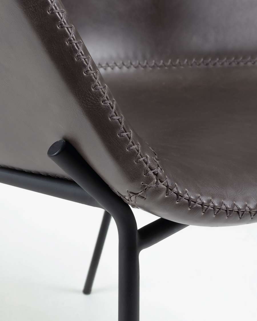 Silla Yvette marrón oscuro y brazos metal negro PU