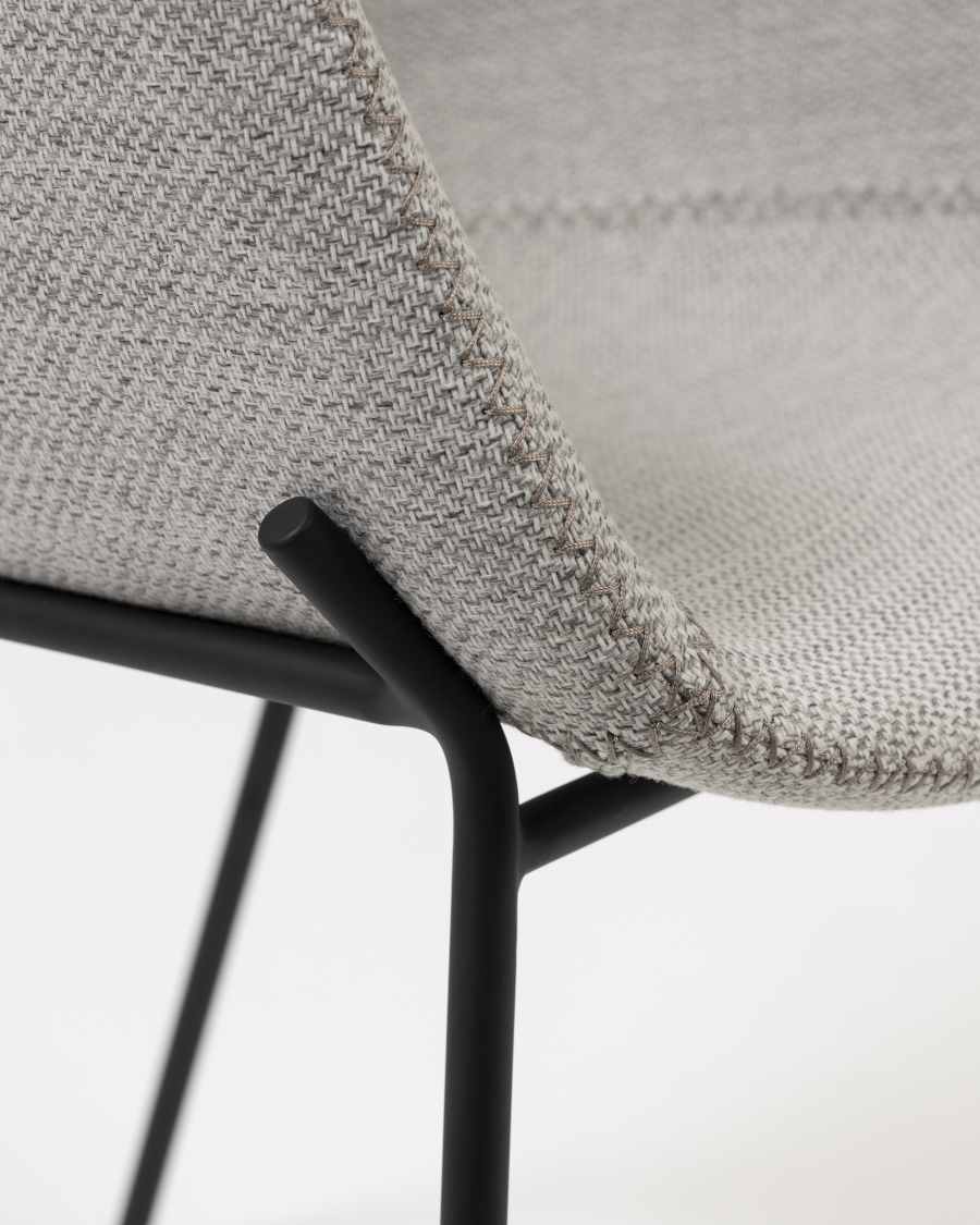 Sedia Yvette grigio chiaro e gambe in acciaio nero