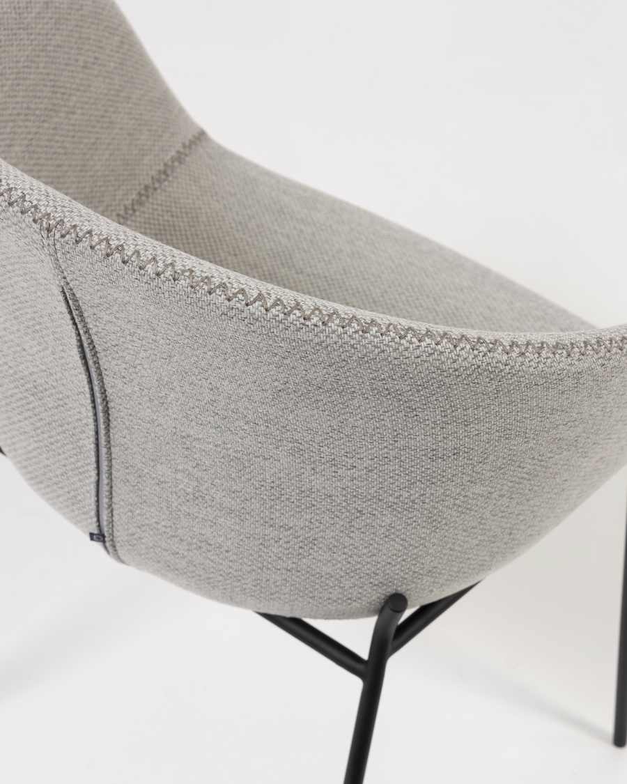 Sedia Yvette grigio chiaro e gambe in acciaio nero