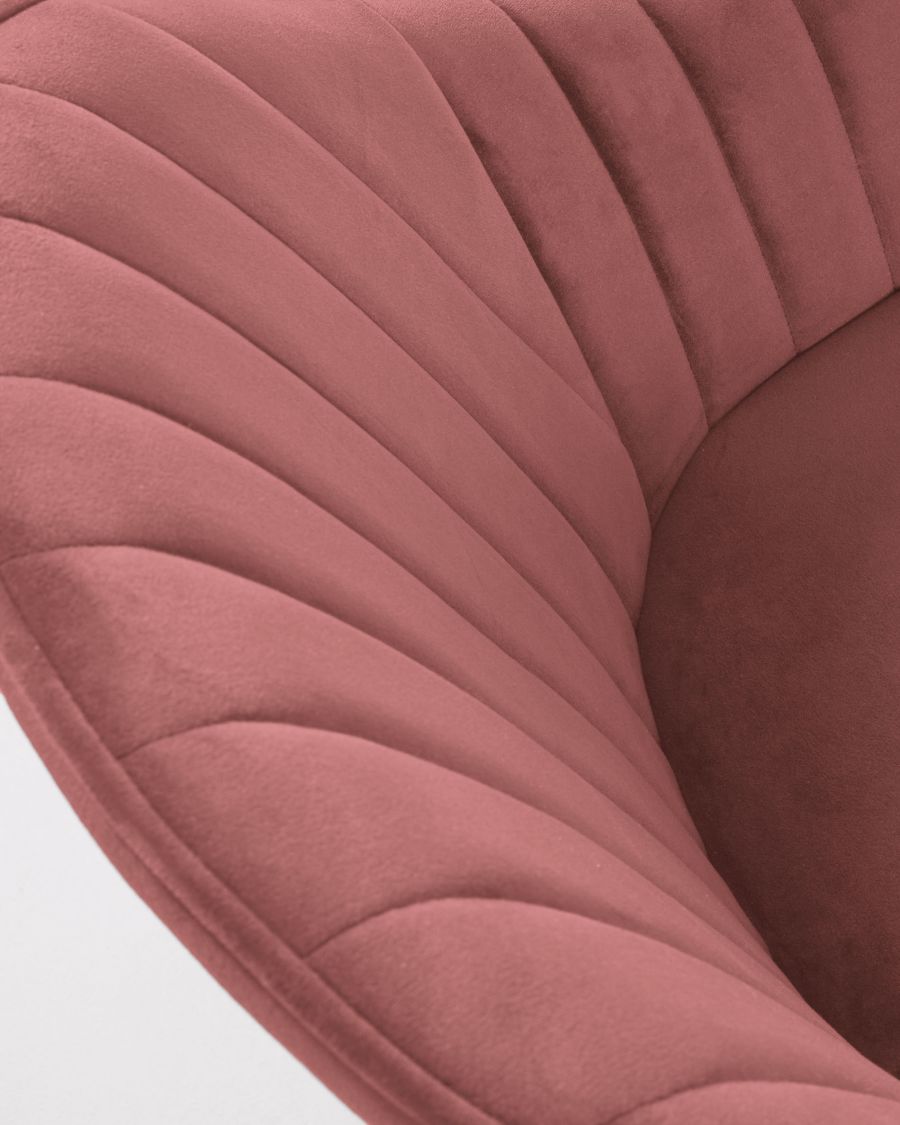 Silla Fabia de terciopelo rosa y patas de acero con acabado negro