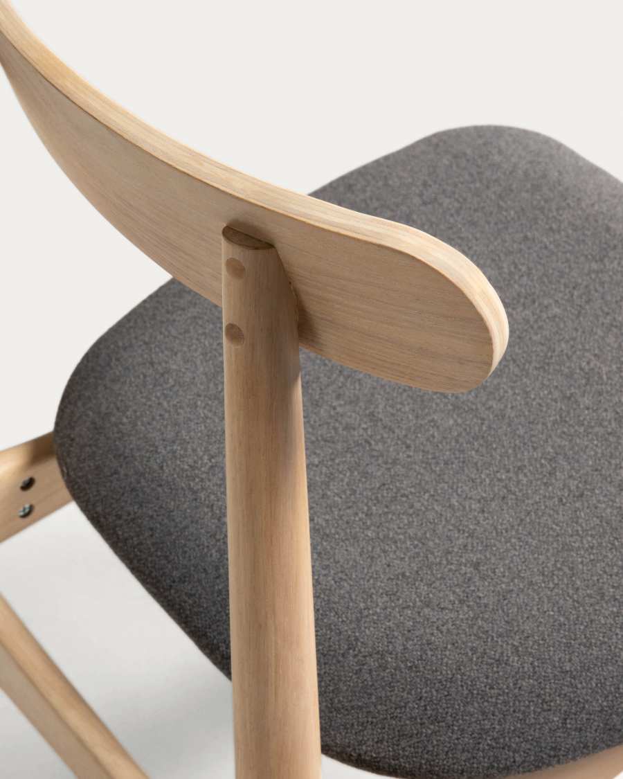 Donkergrijze stoel Nayme van essenfineer en poten van massief rubberhout