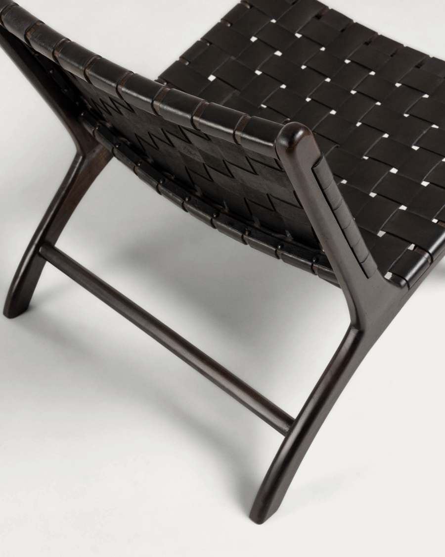 Butaca Calixta de pell y fusta massissa de mungur amb acabat pintat negre