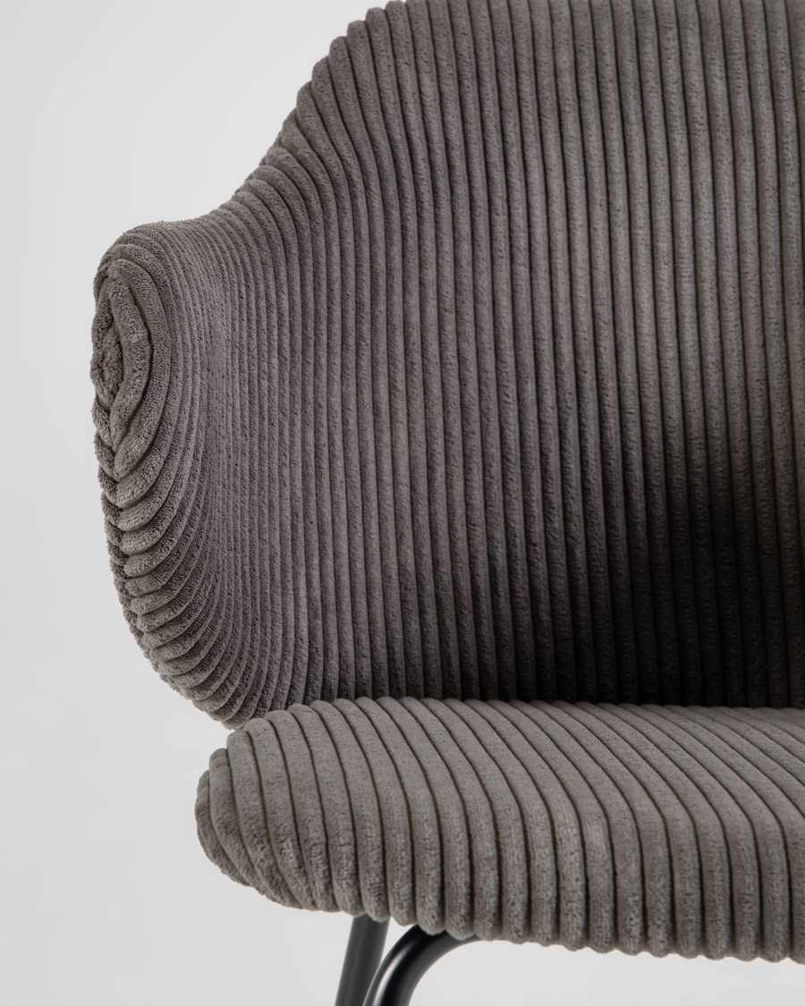 Sedia Suanne in velluto a coste spesso grigio scuro con gambe in acciaio verniciato nero