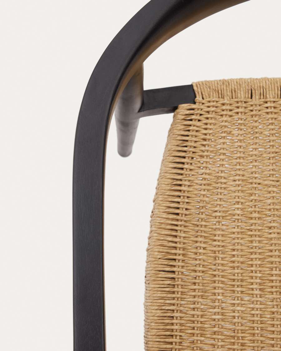 Sedia impilabile Ydalia in legno massello di teak con finitura nero e corda di rattan sintetico