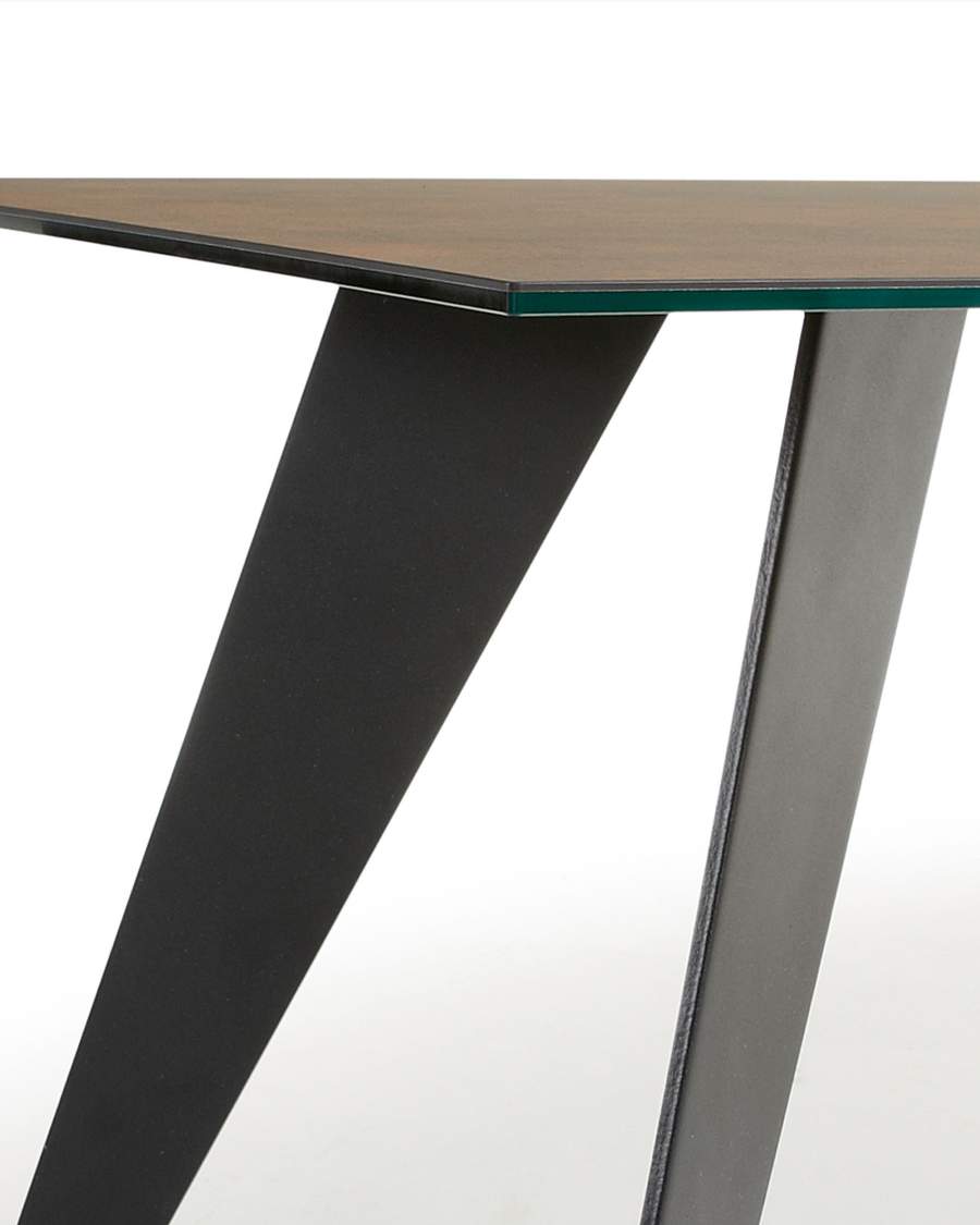 Table Koda en grès cérame finition Iron Corten et pieds en acier noir 180 x 100 cm