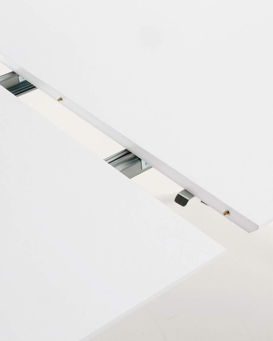 Table extensible ronde Oqui MDF laqué blanc et pieds bois de hêtre 90 (170) x 90 cm