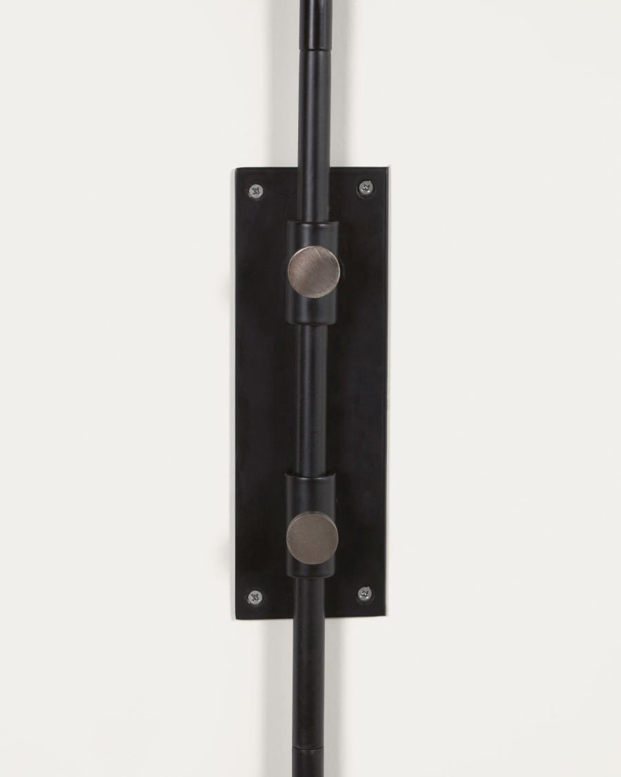 Eleazar Wandlampe aus Metall mit schwarz lackierter Oberfläche