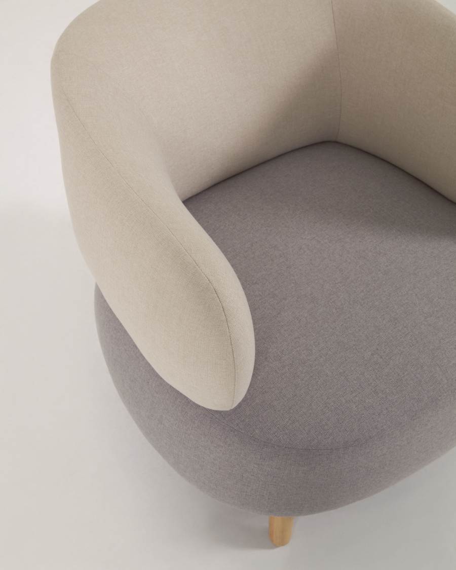 Poltrona Luisa grigia e beige con piedi in legno massello di caucciù