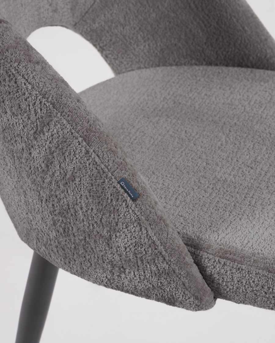 Sedia Mael in ciniglia grigio e piedi in acciaio con finitura nera