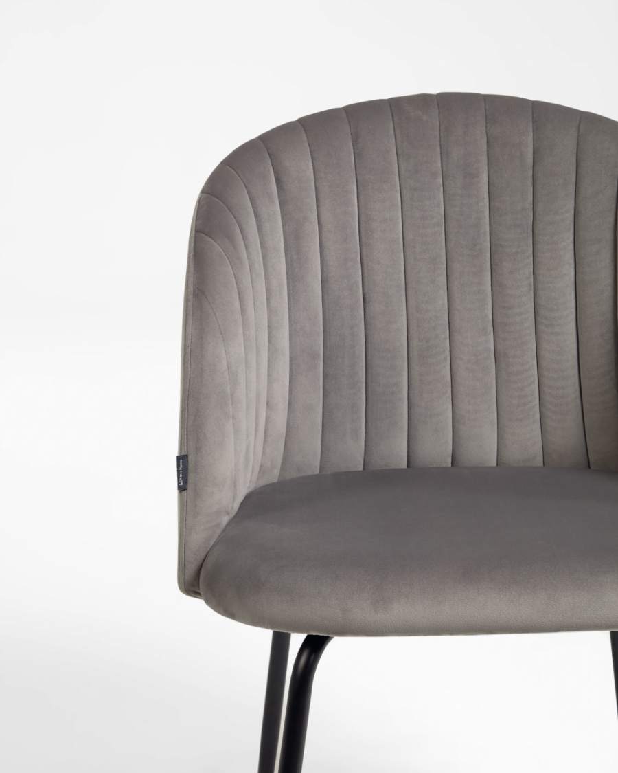 Sedia Lumina in velluto grigio chiaro con gambe in metallo con finiture nere