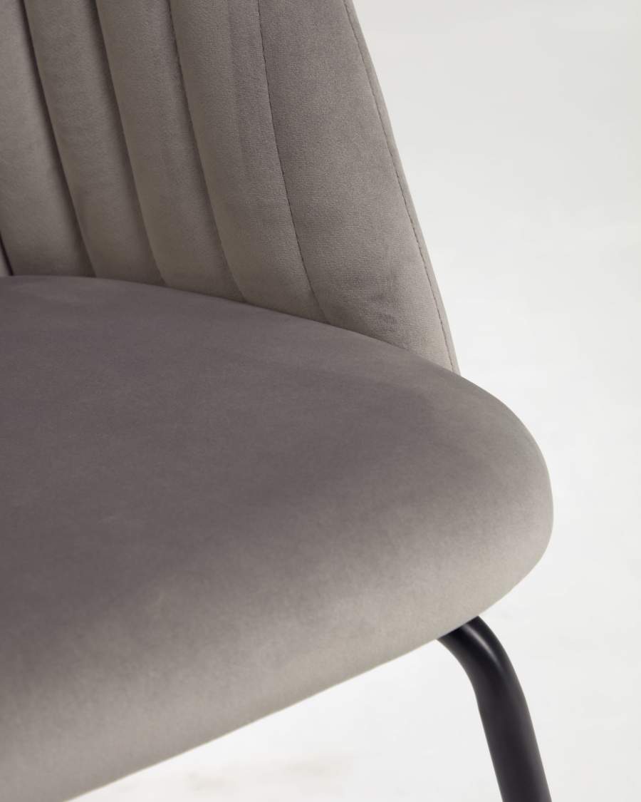 Sedia Lumina in velluto grigio chiaro con gambe in metallo con finiture nere