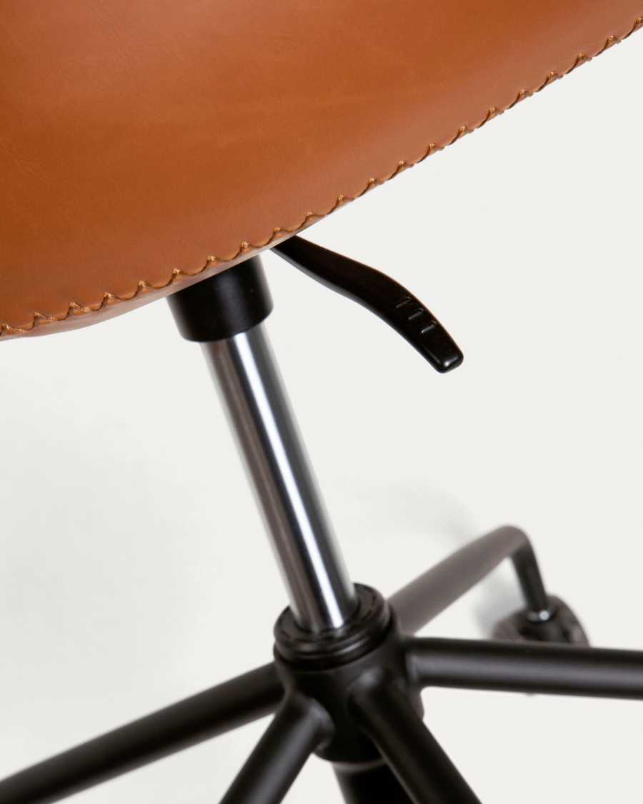 Sedia da scrivania Yvette in ecopelle marrone e gambe in acciaio nero