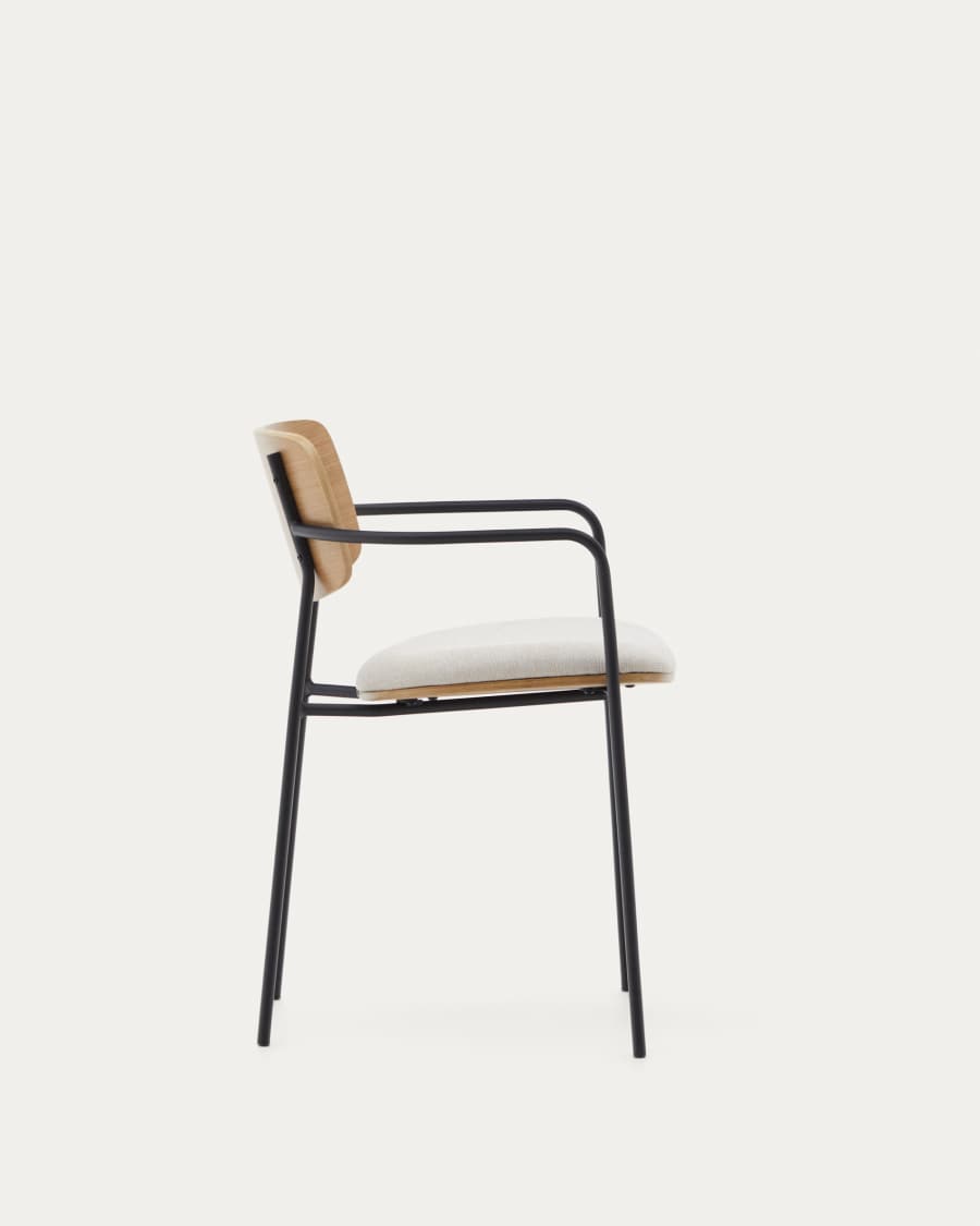 Sedia impilabile Maureen in compensato di pioppo con finitura in tono chiaro e gambe in metallo nero FSC 100%.