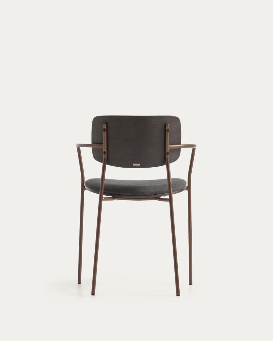 Sedia impilabile Maureen in compensato di pioppo con finitura in tono scuro e metallo finitura ottone FSC 100%.