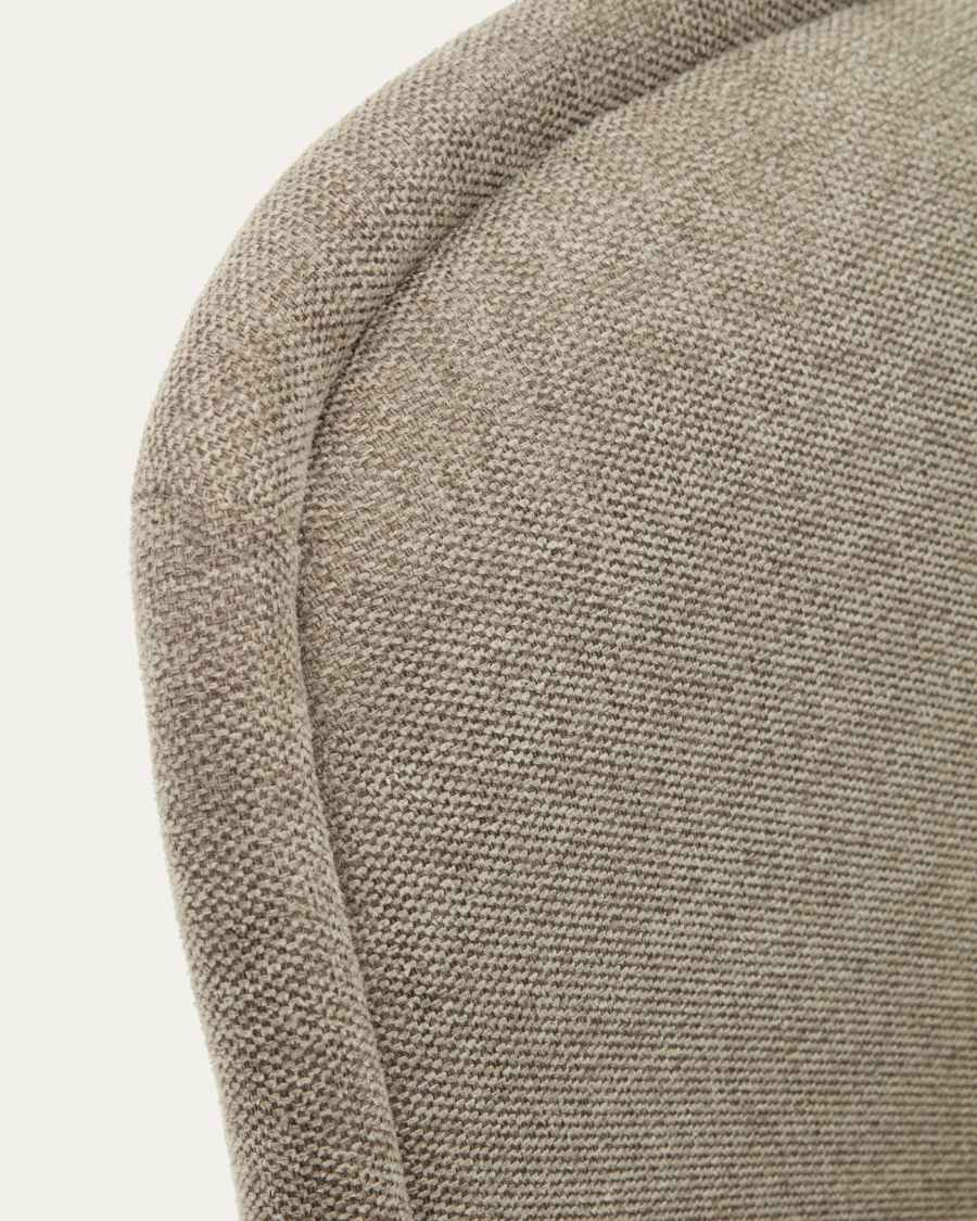 Sedia Aimin in ciniglia marrone chiaro e gambe in acciaio verniciato nero opaco