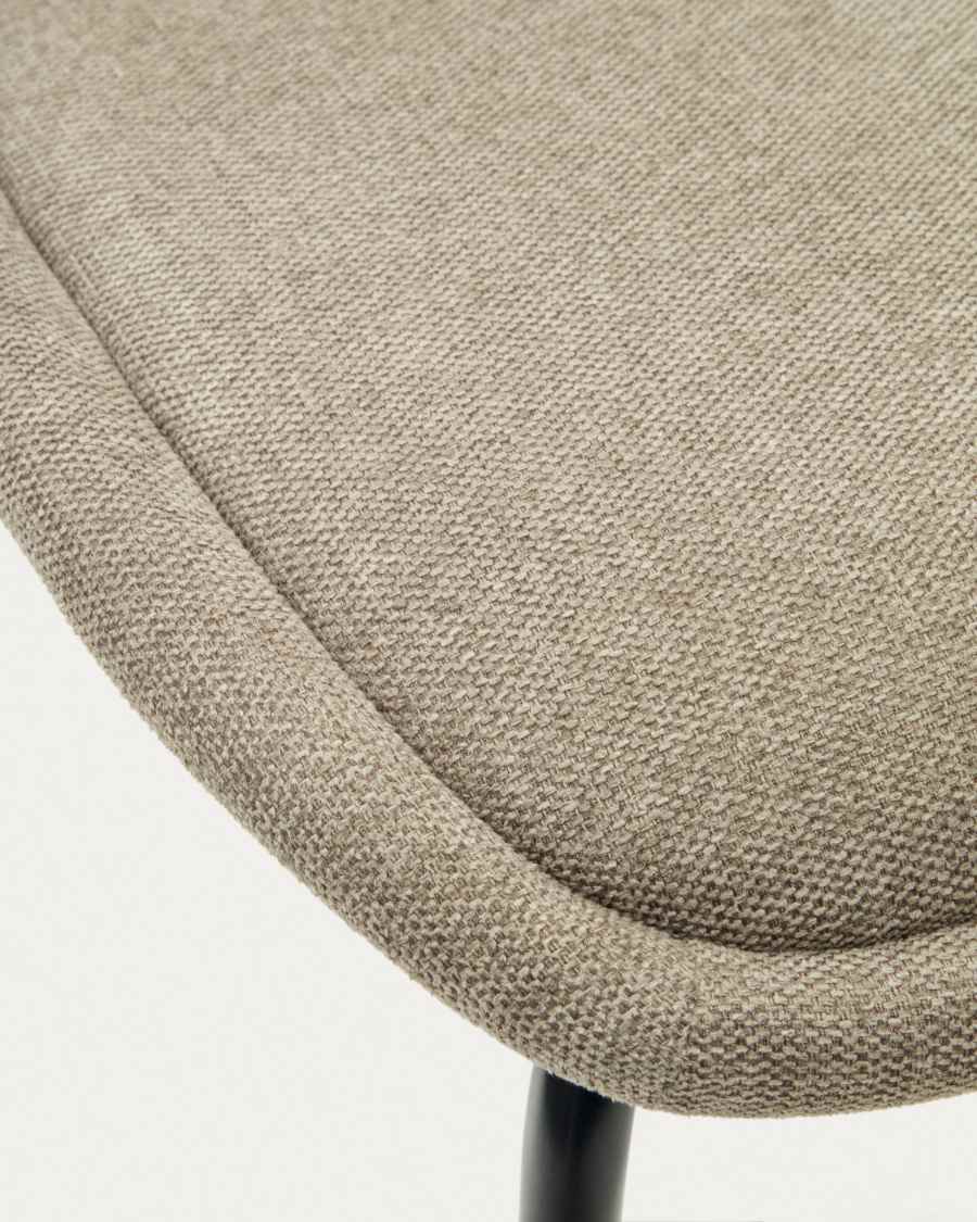 Sedia Aimin in ciniglia marrone chiaro e gambe in acciaio verniciato nero opaco