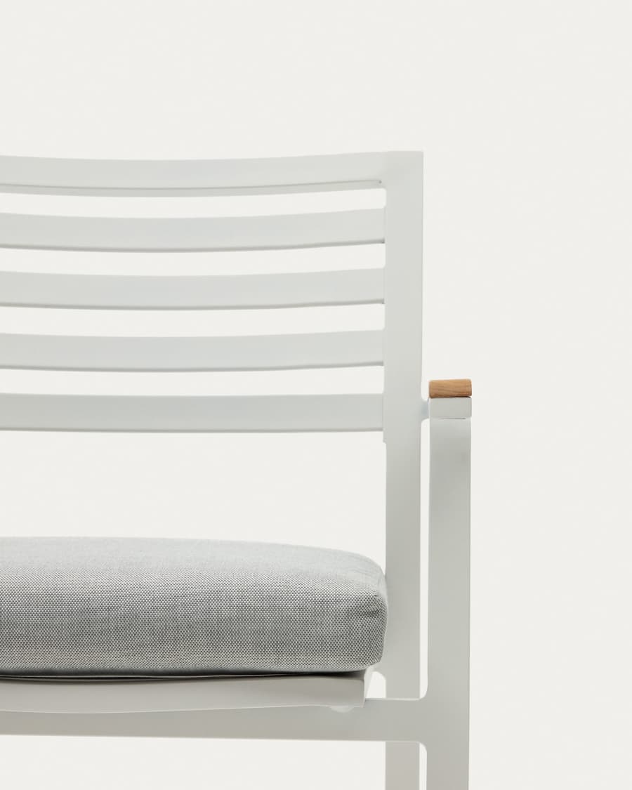 Bona stapelbarer Gartenstuhl aus Aluminium mit weißem Finish und Armlehnen aus massivem Teakholz