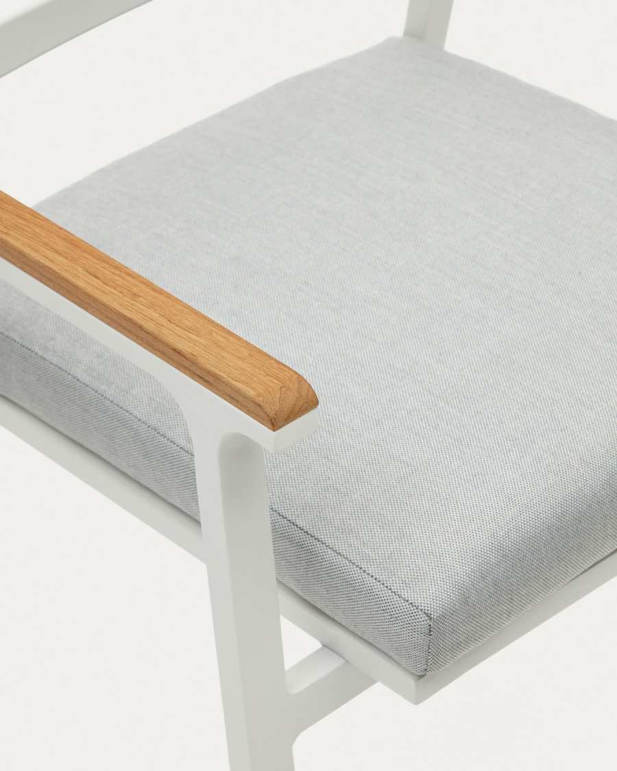 Bona stapelbarer Gartenstuhl aus Aluminium mit weißem Finish und Armlehnen aus massivem Teakholz