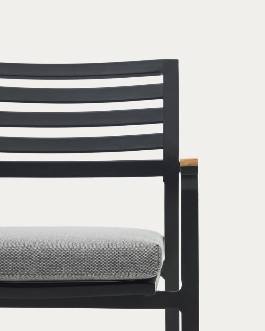 Sedia da esterno Bona alluminio finitura nera e braccioli in legno massello di teca