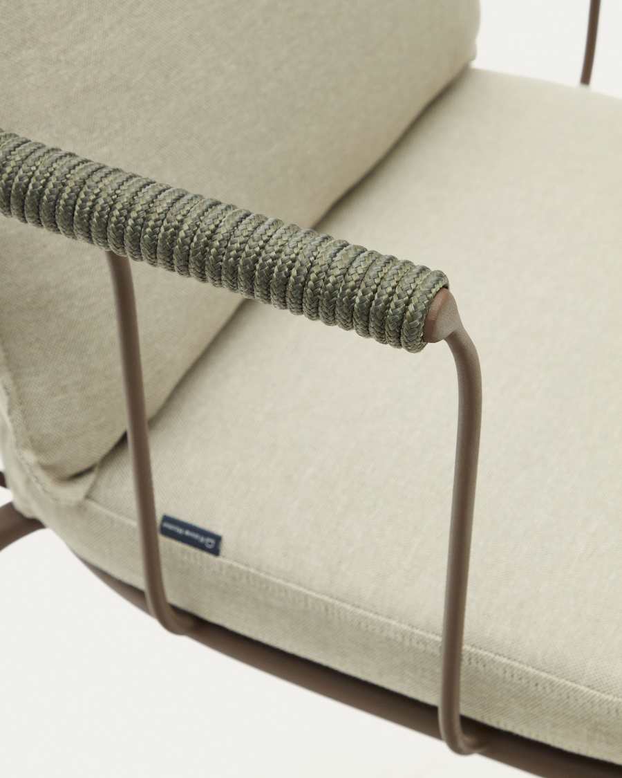 Salguer stapelbare stoel van touw en staal met bruingelakte afwerking.