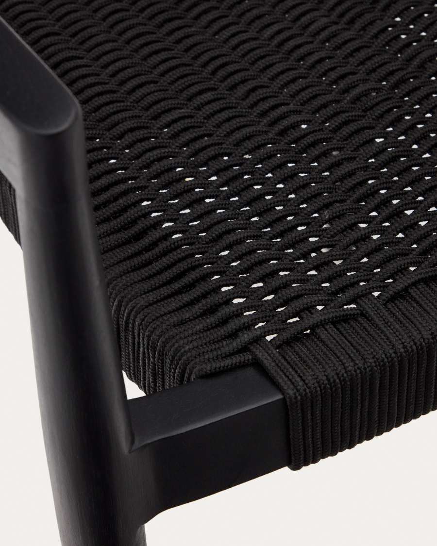 Stapelbarer Outdoor-Stuhl Ydalia aus massivem Teakholz schwarzes Finish schwarzes Seil