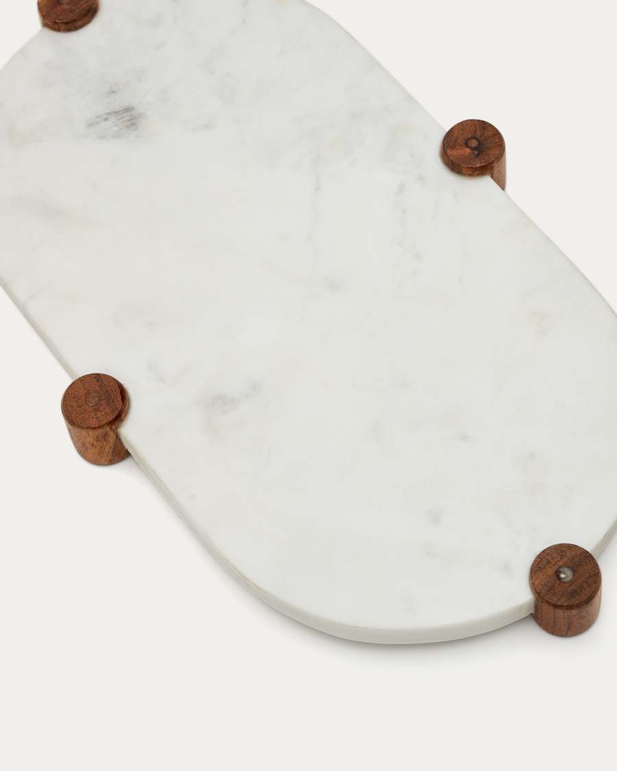 Nelma Servierbrett aus Marmor in Weiß und massivem Akazienholz