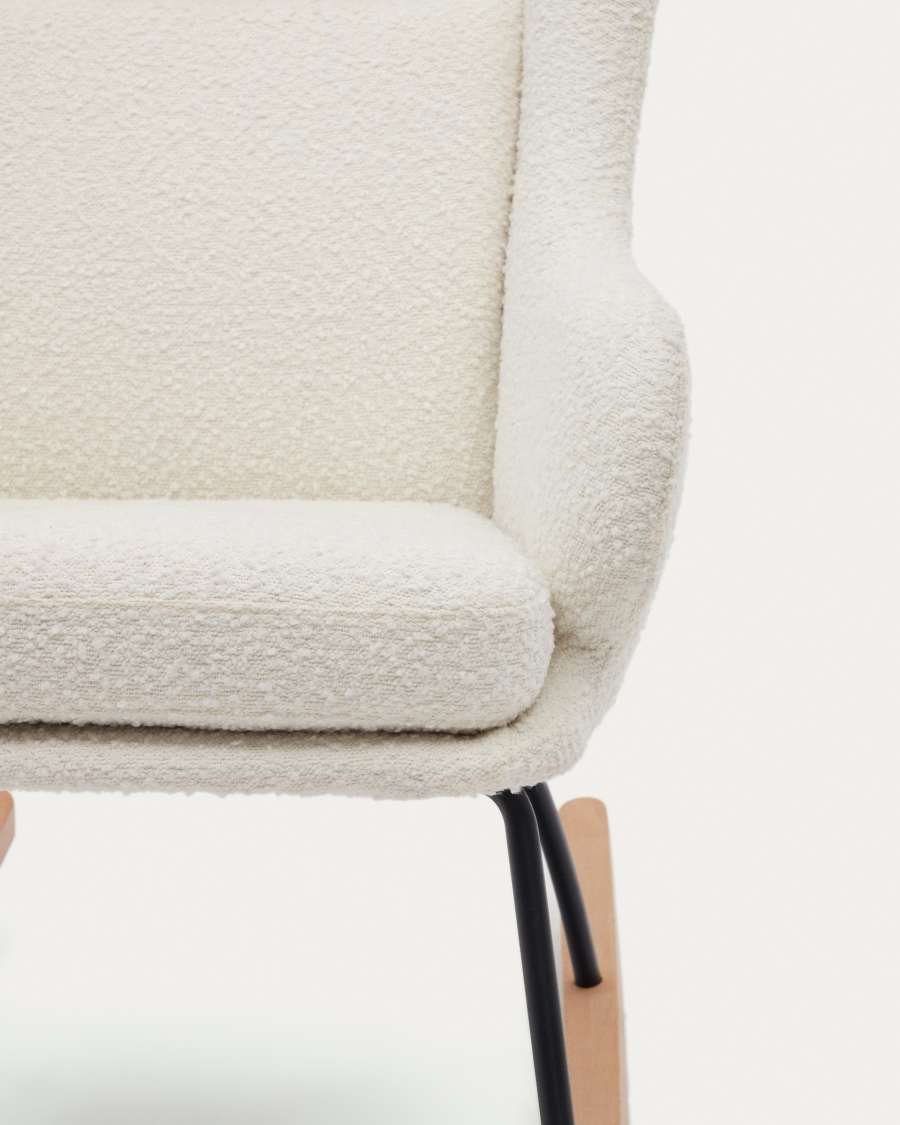 Maustin Schaukelstuhl mit weißem Bouclé und Gestell aus Stahl und Buchenholz