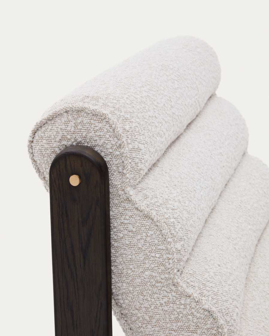 Butaca Magira de borreguet blanc i fusta massissa roure amb acabat fosc