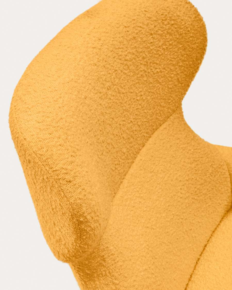 Poltrona Belina di tessuto bouclé color senape e acciaio con finitura nera FSC 100%