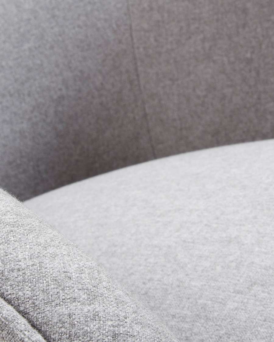 Butaca Bobly gris y patas de madera acabado natural FSC Mix Credit