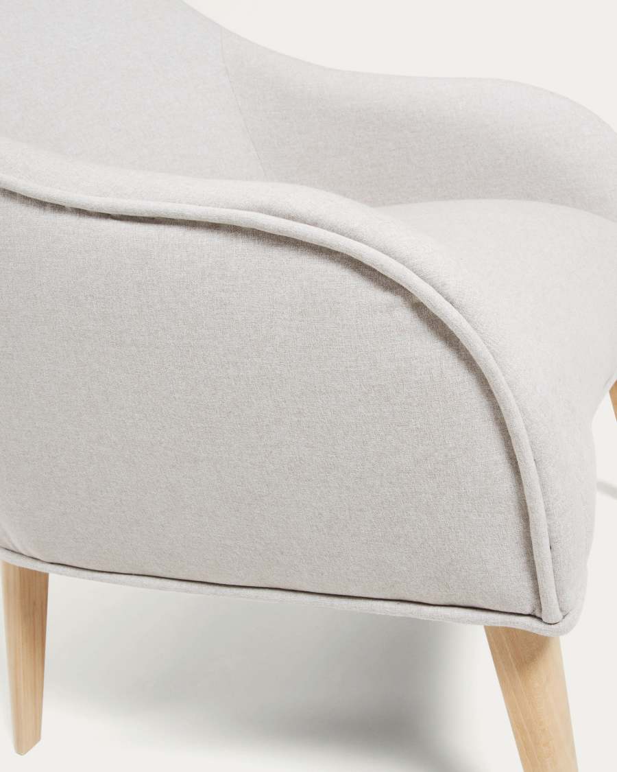 Sessel Bobly beige und Holzbeine mit natürlichem Finish