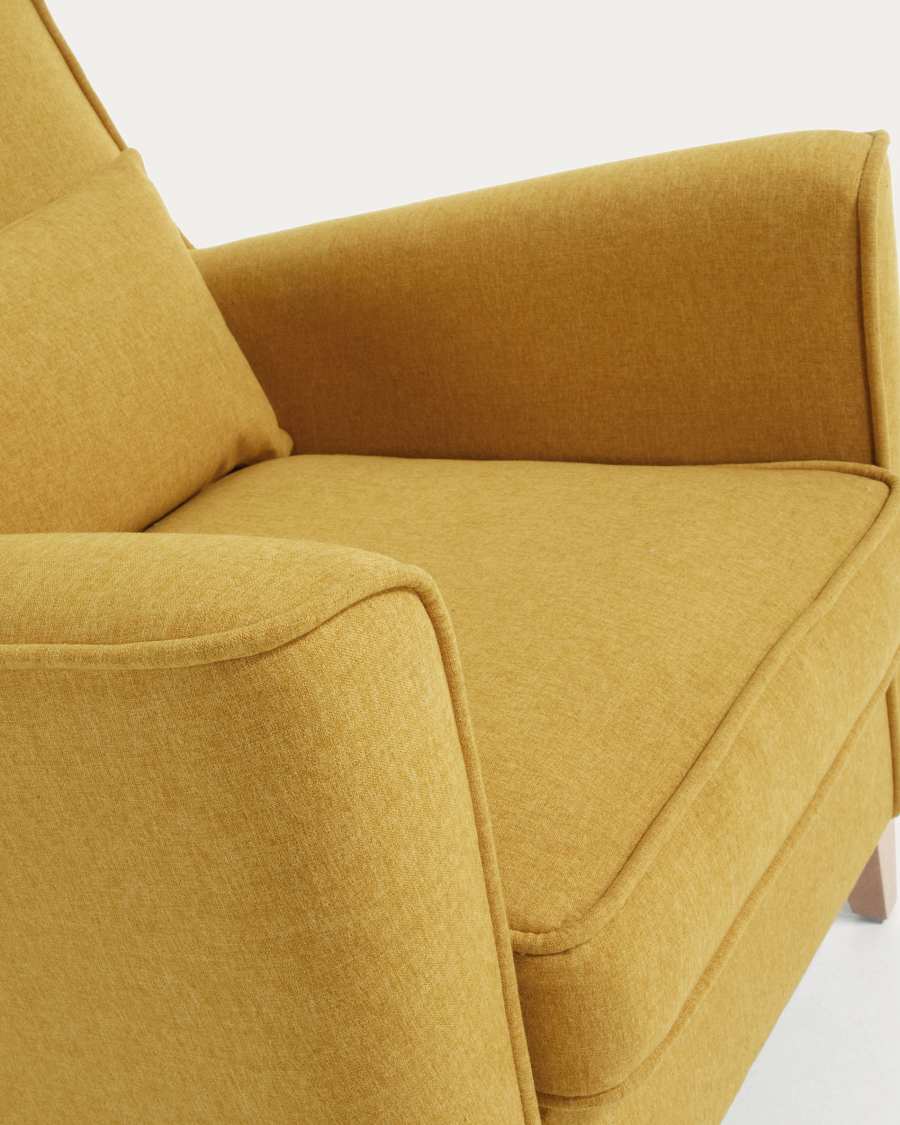 Butaca Glam mostassa amb potes de fusta massissa de faig