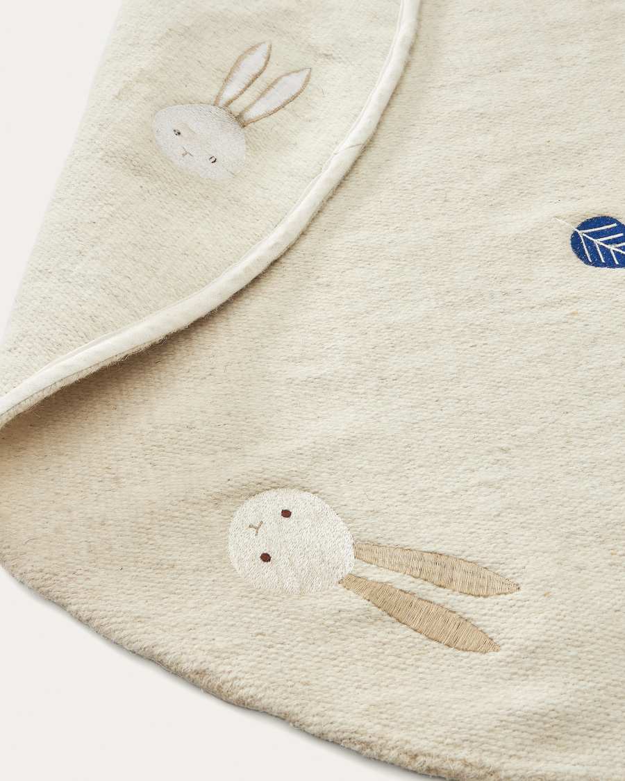 Yanil white wool and cotton round rug with multicoloured leaf embroidery, Ø 120 cm