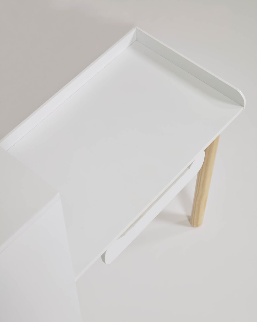 Scrivania Dorotea con ripiano in MDF bianca e gambe in legno di pino naturale FSC