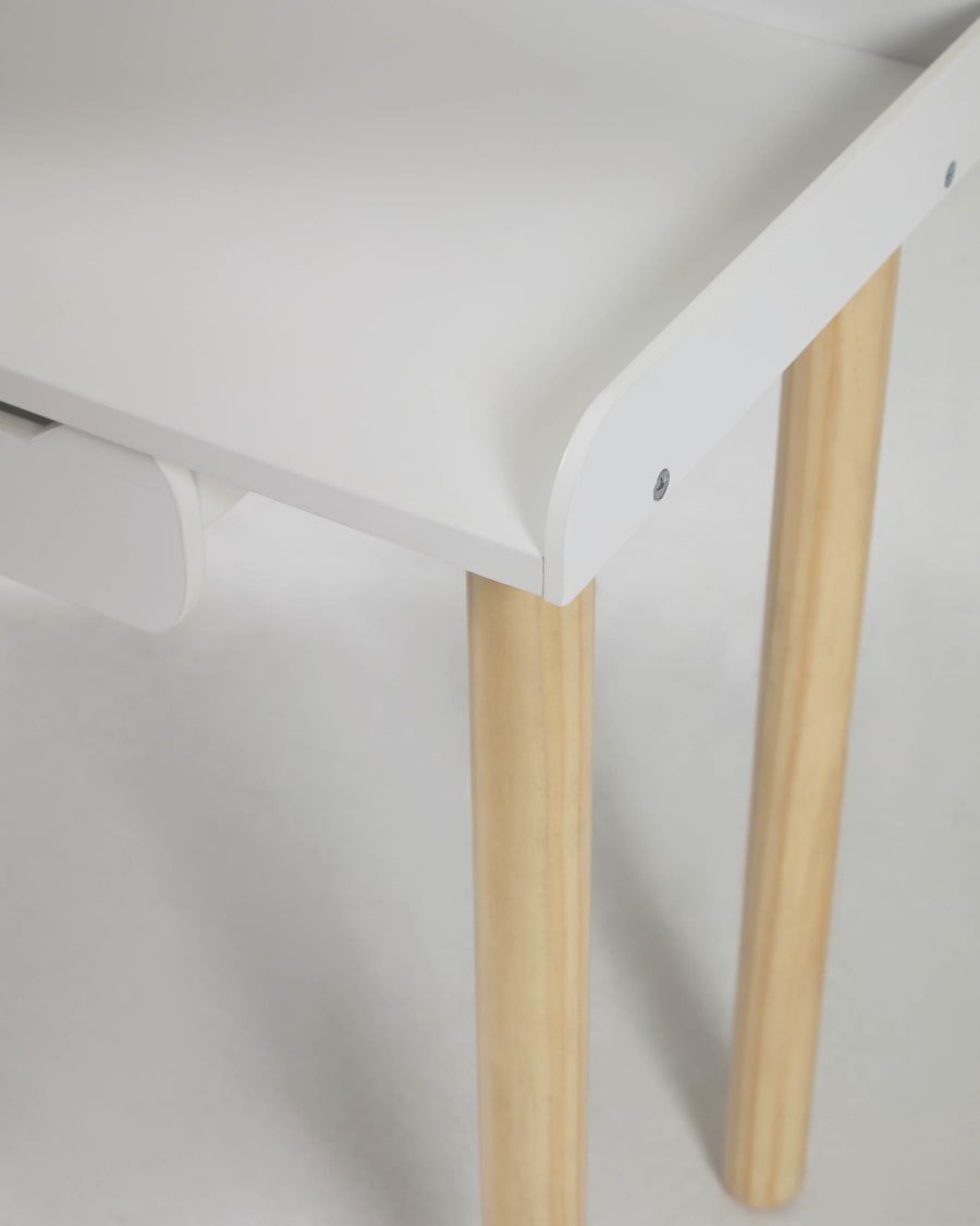 Scrivania Dorotea con ripiano in MDF bianca e gambe in legno di pino naturale FSC