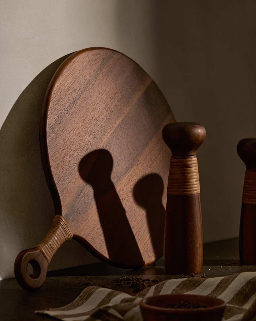 Grande planche de service ronde Sardis en bois d'acacia FSC 100% et rotin