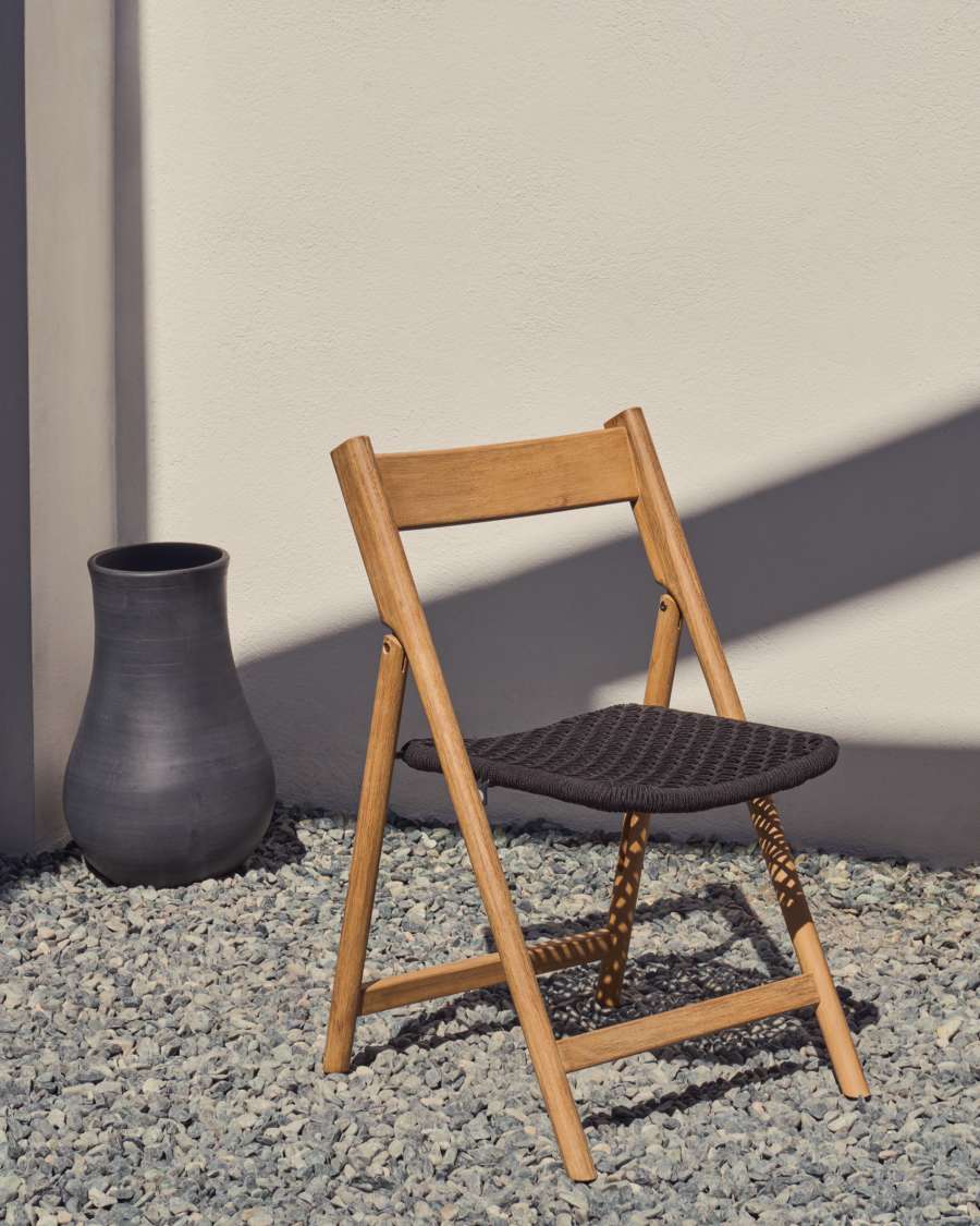 Dandara folding chair in solid acacia wood with steel structure and black cord FSC 100%