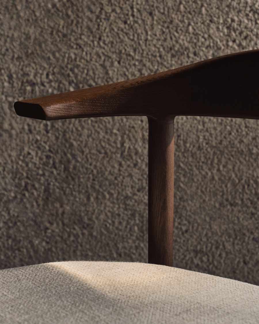 Timons Stuhl abnehmbarer Bezug Chenille beige massive Eiche Nussbaum-Finish FSC Mix Credit