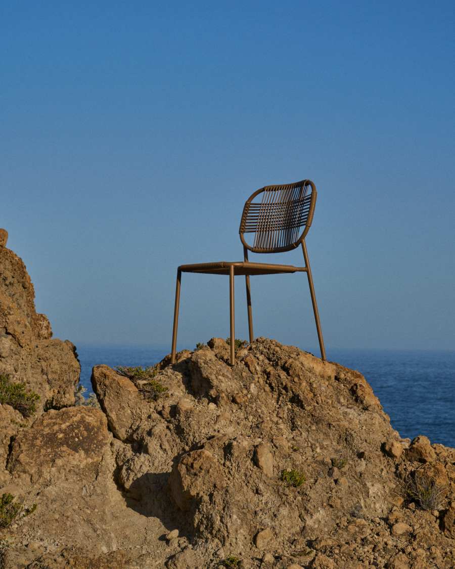Talaier stackable outdoor chair made of synthetic rope and galvanized steel in brown finish