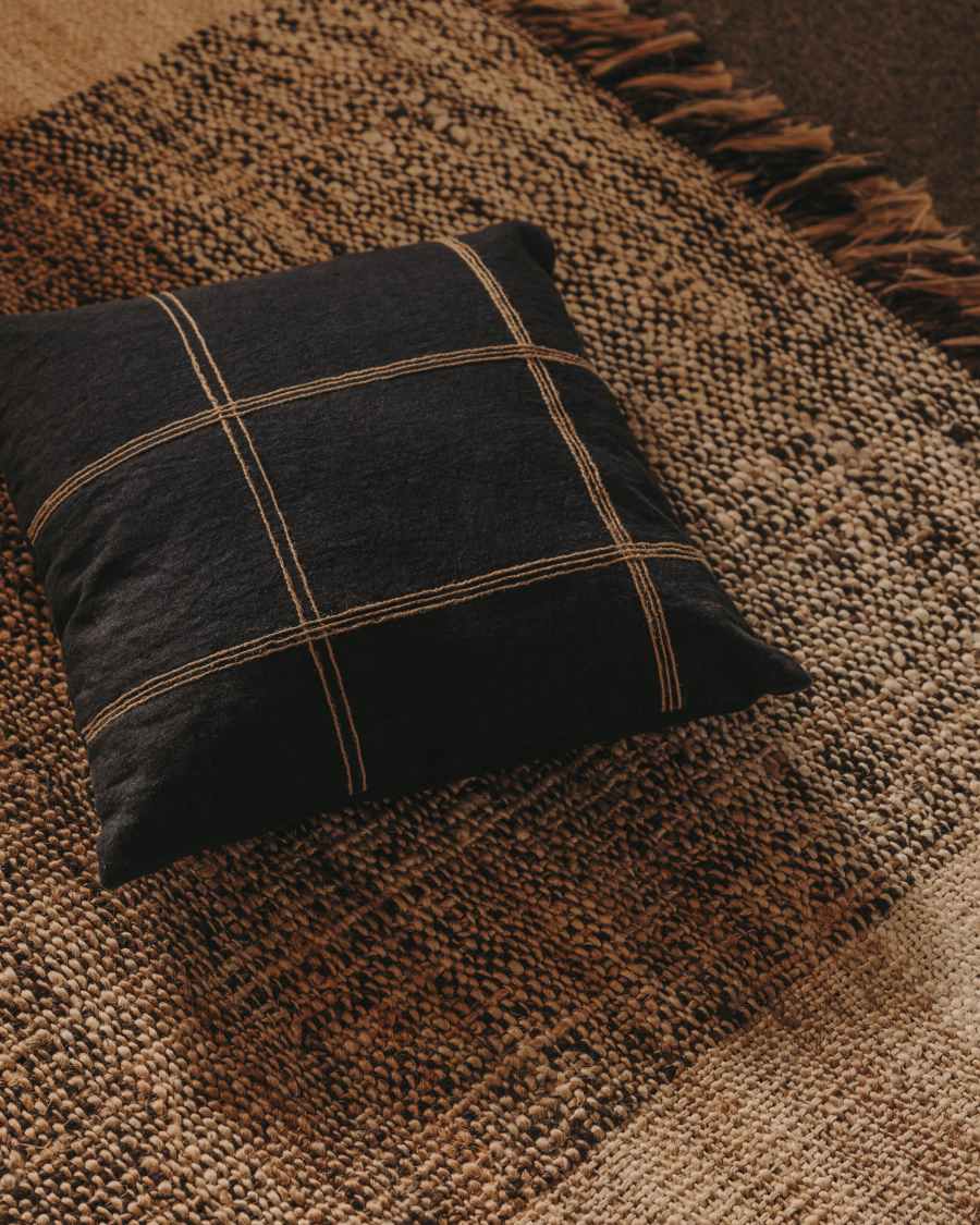 Housse de coussin Soalia en coton noir avec broderie à rayures en jute naturel 45 x 45 cm